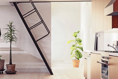 Escalera fija de peldaños abiertos que sube a un altillo