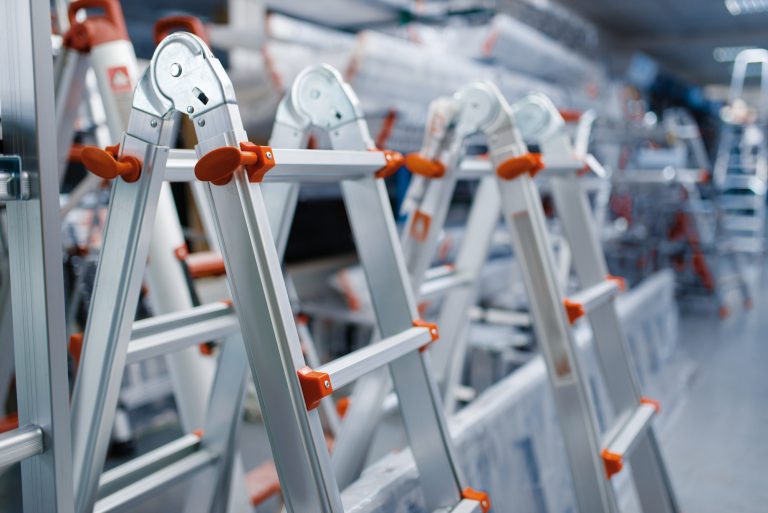Escaleras de mano de aluminio de varios tipos en una tienda