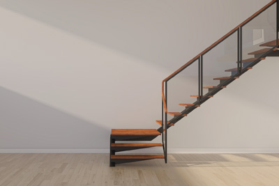 Escalera de peldaños de madera con barandilla de cristal y pasamanos de madera