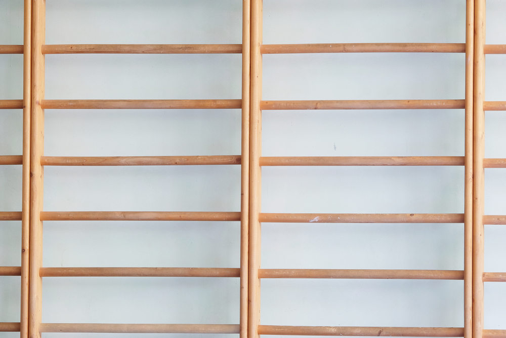 Espalderas de madera en una sala de entrenamiento