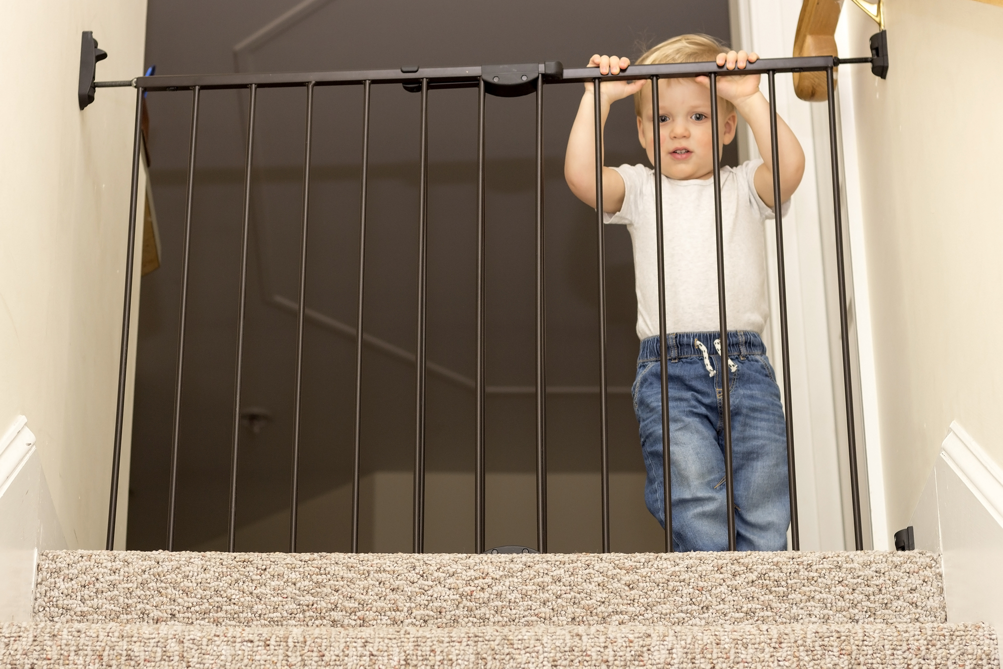 Barrera de seguridad instalada en una escalera