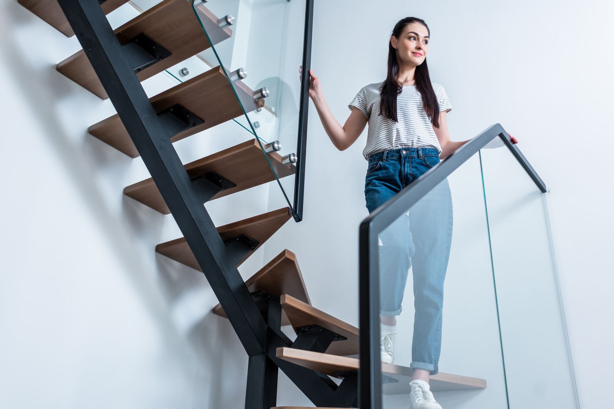 Escalera interior de tramo con peldaños de madera