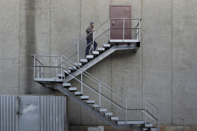 Escalera metálica exterior de dos tramos junto a una fachada