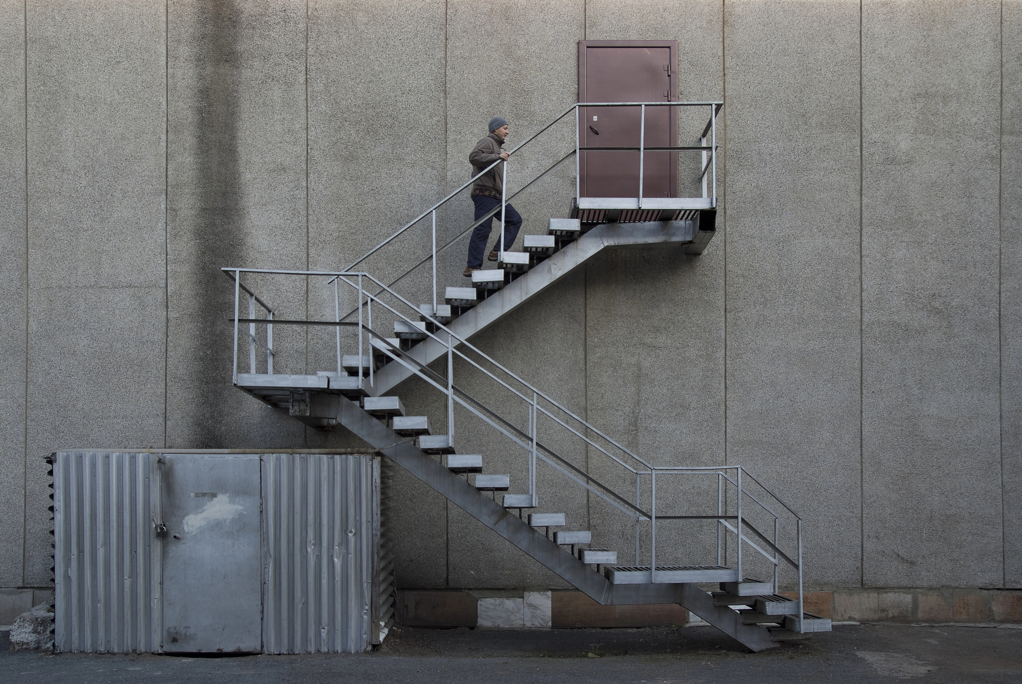 Escalera exterior metálica en una fachada