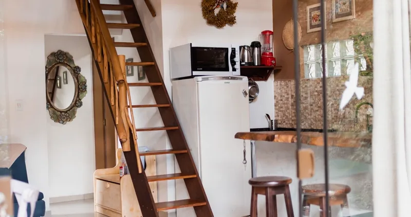 Escalera de madera muy empinada que sube a un altillo